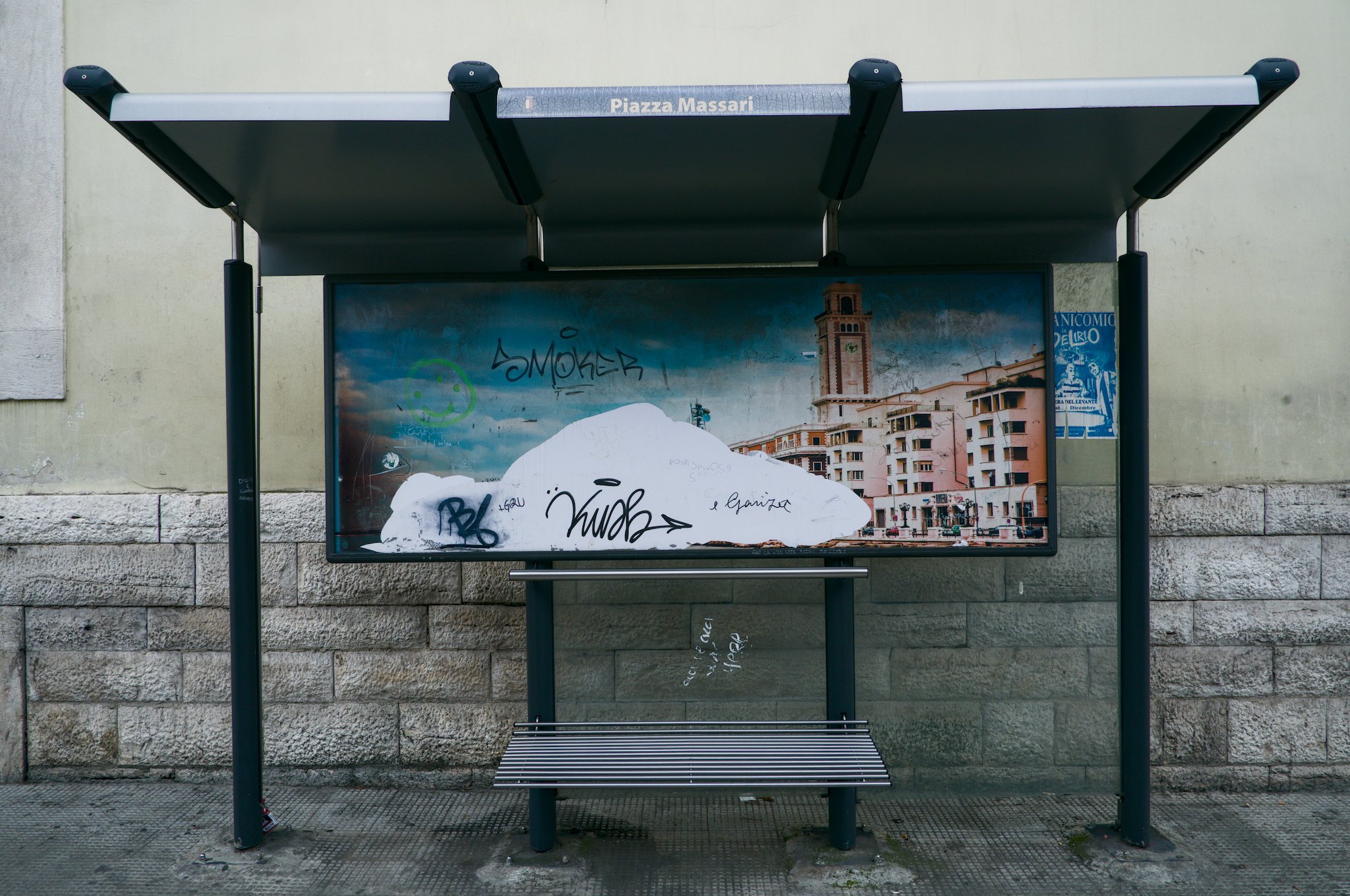 Bus stop (1/200 sec. at f/5.6, ISO 400, 28 mm).